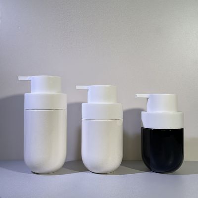 Gruba, okrągła butelka kosmetyczna PET z pompką i niestandardowym sitodrukiem w kolorze do pakowania kosmetyków