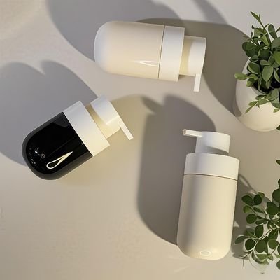 Gruba, okrągła butelka kosmetyczna PET z pompką i niestandardowym sitodrukiem w kolorze do pakowania kosmetyków