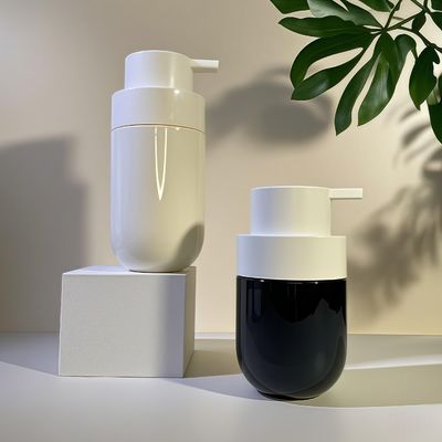 Gruba, okrągła butelka kosmetyczna PET z pompką i niestandardowym sitodrukiem w kolorze do pakowania kosmetyków