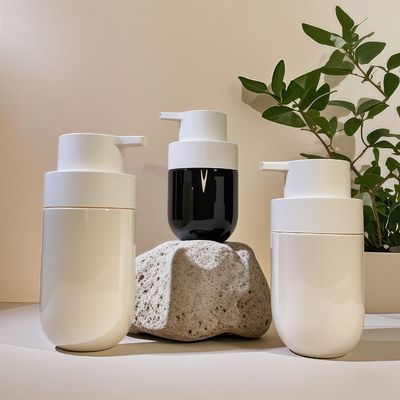 Gruba, okrągła butelka kosmetyczna PET z pompką i niestandardowym sitodrukiem w kolorze do pakowania kosmetyków