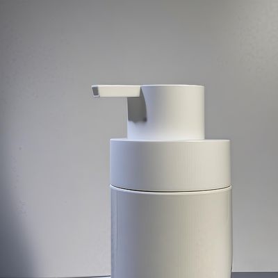 Gruba, okrągła butelka kosmetyczna PET z pompką i niestandardowym sitodrukiem w kolorze do pakowania kosmetyków