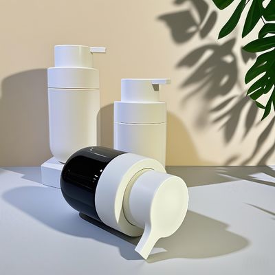 Gruba, okrągła butelka kosmetyczna PET z pompką i niestandardowym sitodrukiem w kolorze do pakowania kosmetyków