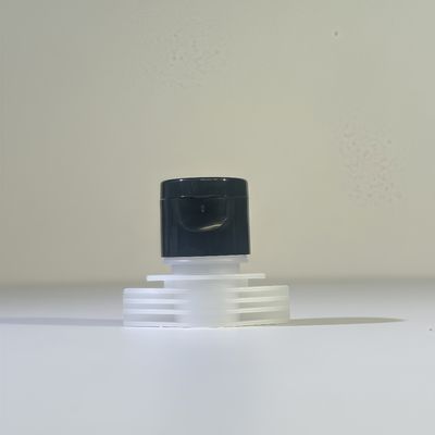 Przenośna i trwała zakrętka z klapką 3 mm ze śrubą i wylewką 16 mm do elastycznych opakowań środków dezynfekujących i kosmetyków